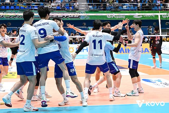 인천 대한항공 점보스 선수들이 20일 전남 여수 진남체육관에서 열린 2025 여수·NH농협컵 프로배구대회 남자부 결승에서 OK저축은행을 꺾고 우승을 확정한 뒤 기뻐하고 있다. /사진=한국배구연맹(KOVO) 제공