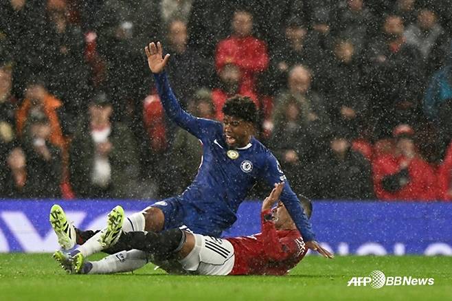 카세미루(아래)가  21일(한국시간) 영국 맨체스터의 올드 트래포드에서 열린 맨유 대 첼시의 '2025~2026시즌 잉글리시 프리미어리그(EPL)' 5라운드에서 첼시 선수에게 태클을 하고 있다. /AFPBBNews=뉴스1