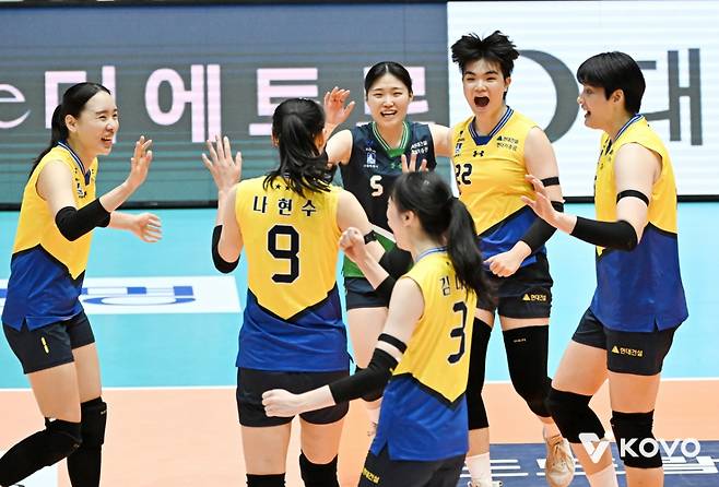 현대건설 선수들이 21일 전남 여수 진남체육관에서 열린 2025 여수·NH농협 프로배구대회 여자부 첫 경기 흥국생명전에서 득점에 성공한 뒤 기뻐하고 있다. /사진=한국배구연맹(KOVO) 제공