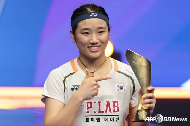 안세영이 21일 BWF 중국 마스터스 대회 여자 단식 우승을 차지하고 트로피를 들어올리고 있다. /AFPBBNews=뉴스1