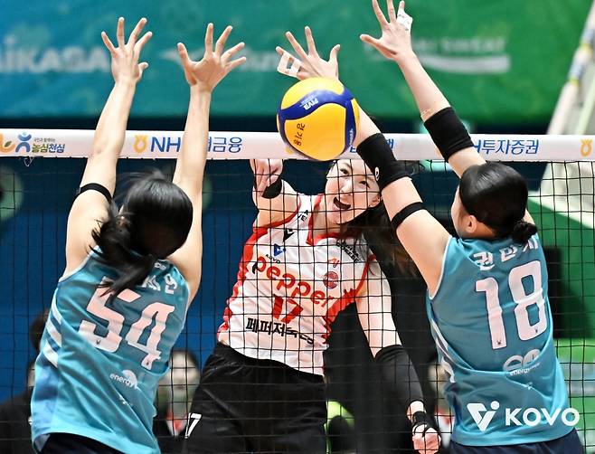 21일 전남 여수 진남체육관에서 열린 2025 여수·NH농협컵 프로배구대회 여자부 조별리그 A조 1차전 GS칼텍스와 페퍼저축은행전 경기 모습. /사진=한국배구연맹(KOVO) 제공