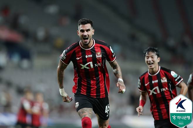 FC서울 공격수 둑스가  21일 오후 7시 서울월드컵경기장에서 열린 광주FC와의 '하나은행 K리그1 2025' 30라운드에서 골 세리머니를 하고 있다. /사진=한국프로축구연맹 제공
