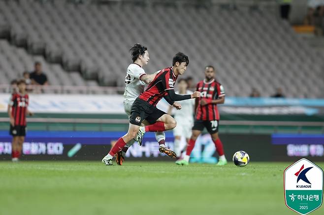 류재문(가운데)이 드리블 돌파하고 있다. /사진=한국프로축구연맹 제공