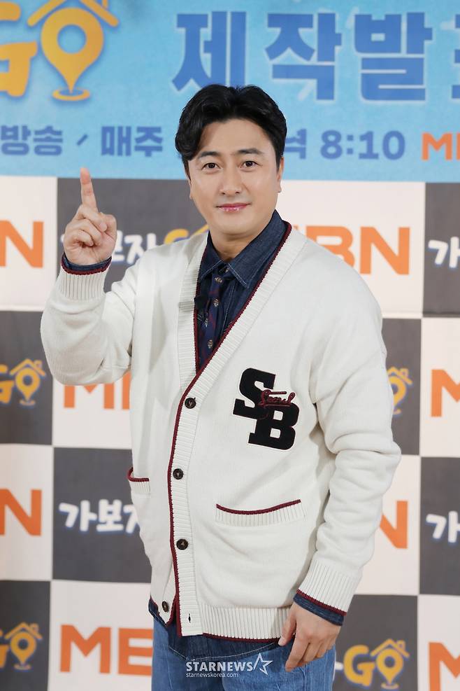 방송인 안정환이 15일 오전 온라인으로 진행된 MBN 예능 프로그램 '가보자GO' 제작발표회에 참석해 포즈를 취하고 있다. 각종 SNS의 파도를 벗어나 '진짜 친구'를 찾기 위해 거리로 나선 5명의 MC가 장소와 나이, 성별을 불문하고, 그동안 만나고 싶었던 각종 셀럽과 일반인을 즉석에서 섭외해 친구가 되는 과정을 담아내는 프로그램 '가보자GO'는 16일 첫 방송된다. /사진제공=MBN 2024.03.15 /사진=이동훈