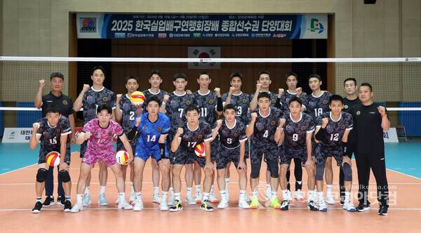 2025한국실업배구연맹 회장배 종합선수권에 참가중 인 국군체육부대 선수들 단체사진.