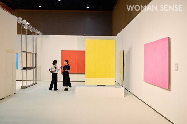 아래)LG OLED, Frieze Seoul 2025. Photo by Wecap Studio. Courtesy of Frieze.