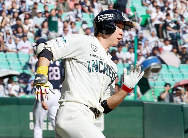 SSG 랜더스 내야수 박성한이 21일 인천 SSG랜더스필드에서 열린 2025 신한 SOL Bank KBO리그 두산 베어스와의 팀 간 14차전에서 4회말 2타점 3루타를 기록했다. 사진 SSG 랜더스