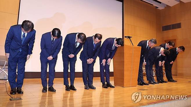 롯데카드, 대규모 해킹 피해 대고객 사과 (서울=연합뉴스) 서대연 기자 = 조좌진 롯데카드 대표이사 등 관계자들이 18일 서울 중구 부영태평빌딩에서 해킹 사고로 인한 고객 정보 유출사태에 대해 대고객 사과를 하고 있다. 2025.9.18 dwise@yna.co.kr