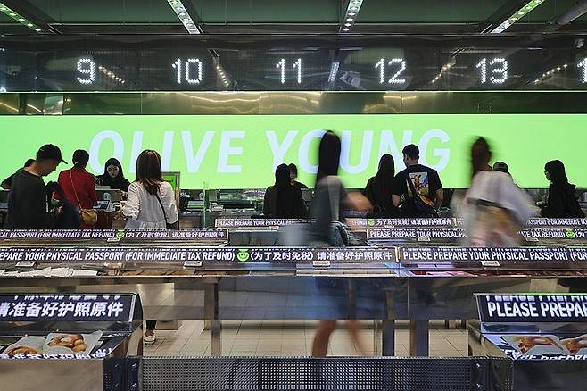 올리브영 "외국인 매출비중 26% 돌파" (서울=연합뉴스) CJ올리브영은 올해 상반기 오프라인 매장의 외국인 매출 비중이 26.4%로 처음으로 25%를 넘었다고 22일 밝혔다. 사진은 글로벌 특화 매장인 '올리브영 명동 타운'에서 외국인 관광객들이 계산대로 향하는 모습. 2025.7.22 [CJ올리브영 제공. 재판매 및 DB 금지] photo@yna.co.kr