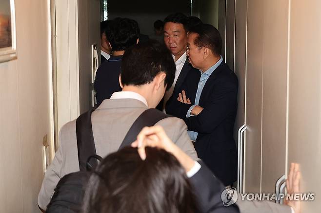 당원명부 관리업체 강제집행 시작한 특검 (서울=연합뉴스) 김주성 기자 = 김건희 여사의 의혹들을 수사하는 민중기 특별검사팀이 '통일교 집단 입당' 의혹과 관련해 국민의힘 당원명부를 확보하기 위해 18일 서울 여의도의 한 오피스텔에 위치한 당원명부 데이터베이스 관리업체로 들어가고 있다. 2025.9.18 utzza@yna.co.kr