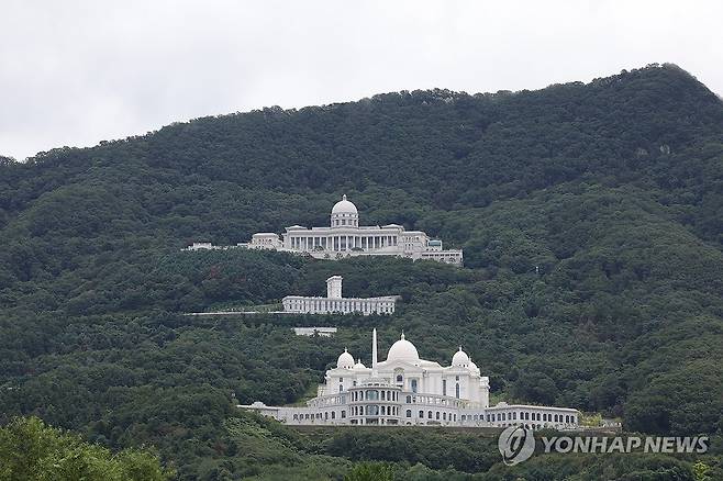 적막한 가평 통일교 본부 (가평=연합뉴스) 임병식 기자 = 한학자 통일교 총재에 대한 민중기 특별검사팀 조사가 종료된 가운데 18일 오전 경기도 가평군 통일교 본부 일대가 적막하다. 2025.9.18 andphotodo@yna.co.kr