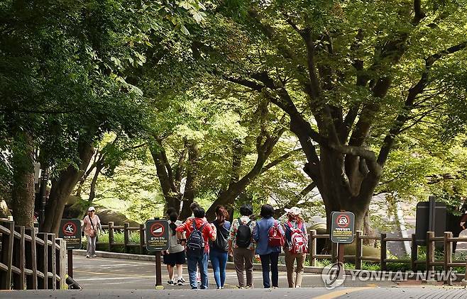 가을 성큼 (서울=연합뉴스) 진연수 기자 = 맑은 날씨를 보인 18일 서울 남산에서 시민들이 산책을 하고 있다. 2025.9.18 jin90@yna.co.kr