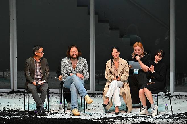 '벚꽃동산' 20일 홍콩 공연 이후 열린 관객과의 대화 왼쪽 2번째부터 사이먼 스톤 연출, 배우 전도연 [LG아트센터 제공. 재판매 및 DB 금지]