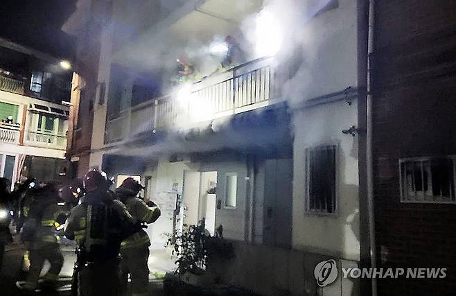 남양주 다세대주택서 불…40대 엄마 사망·7살 아들 중상 (남양주=연합뉴스) 21일 오전 0시 45분께 경기 남양주시 퇴계원읍의 한 3층짜리 다세대주택 1층에서 불이 나 40대 엄마가 숨지고 7살 아들이 의식을 잃어 치료 중이다. 2025.9.21 [경기북부소방재난본부 제공. 재판매 및 DB 금지] kyoon@yna.co.kr