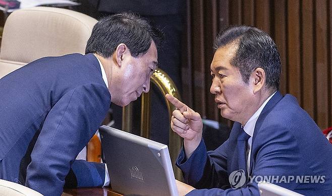 더불어민주당 정청래 대표가 10일 서울 여의도 국회 본회의에서 박수현 수석대변인과 대화하고 있다. 2025.9.10 [연합뉴스 자료사진]