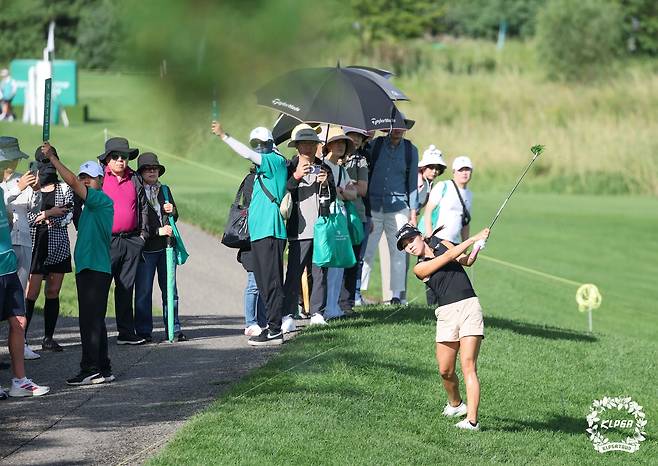 팬들이 지켜보는 가운데 경기 펼치는 리디아 고 [KLPGA 제공. 재판매 및 DB 금지]