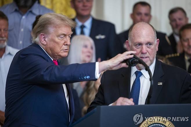 트럼프 미국 대통령과 톰 호먼 국경차르 [EPA=연합뉴스 자료사진]