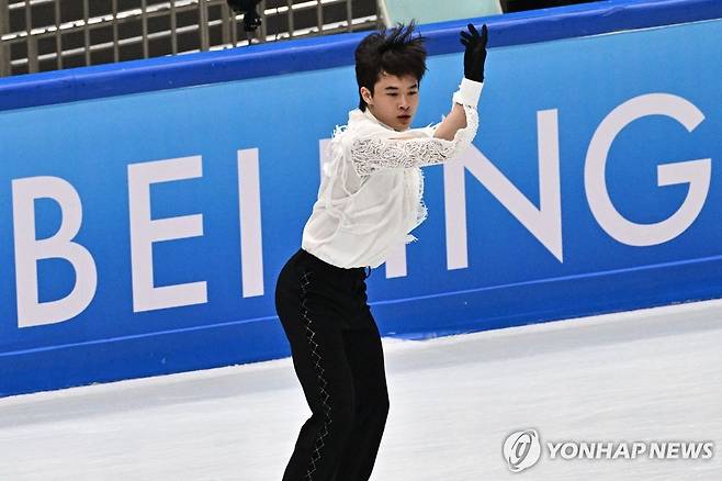 올림픽 출전권을 향해…프리스케이팅 연기 펼치는 김현겸 김현겸이 21일 중국 베이징에서 열린 2026 밀라노·코르티나담페초 동계 올림픽 피겨스케이팅 추가 예선전 남자 싱글 프리스케이팅에서 연기를 펼치고 있다. [AFP=연합뉴스]
