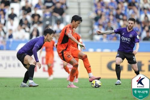 울산과 안양의 맞대결 장면. [한국프로축구연맹 제공. 재판매 및 DB 금지]