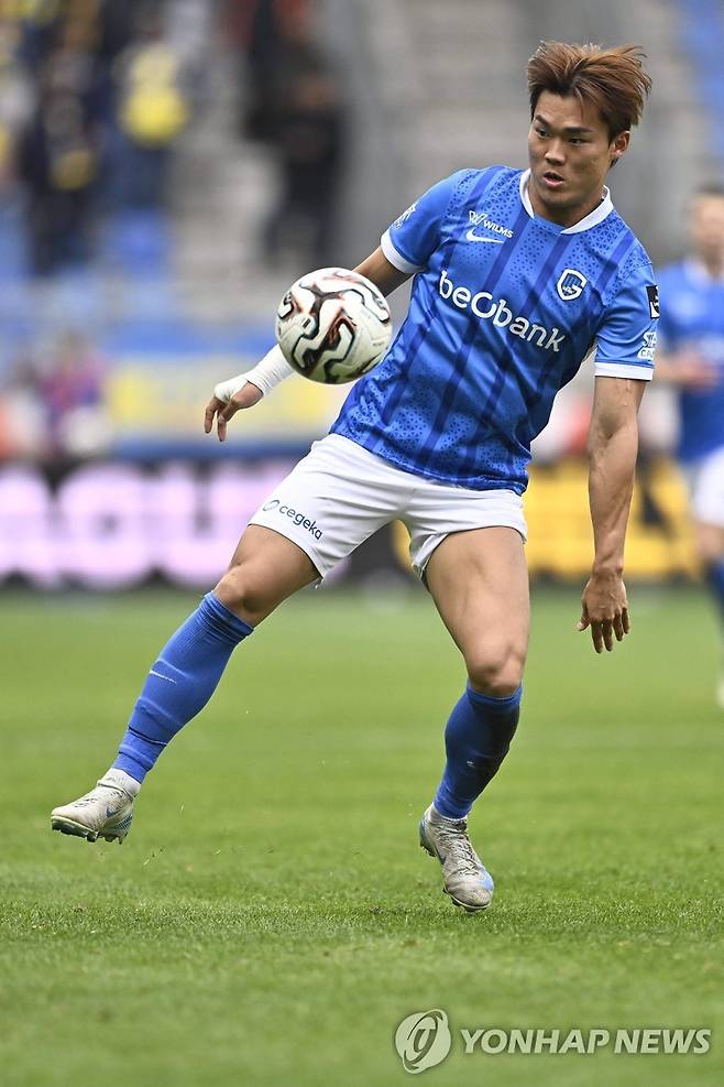 공을 다루는 오현규. [AFP=연합뉴스]