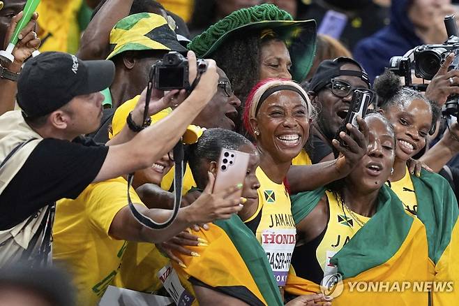 기념 촬영하는 프레이저-프라이스 (도쿄 AP=연합뉴스) 21일 일본 도쿄 국립경기장에서 열린 2025 세계육상선수권대회 여자 400ｍ 계주 결선이 끝난 뒤, 프레이저-프라이스가 자메이카 후배들과 기념 촬영하고 있다.