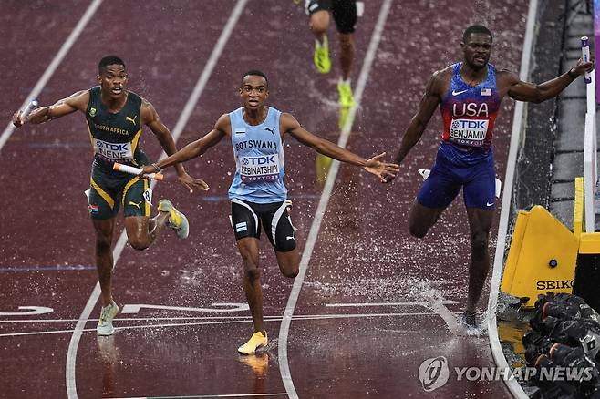 보츠와나, 미국 꺾고 남자 1,600ｍ 계주 우승 (도쿄 EPA=연합뉴스) 보츠와나 앵커 케비나트시피(가운데)가 21일 일본 도쿄 국립경기장에서 열린 2025 세계육상선수권 남자 1,600ｍ 계주 결선에서 가장 먼저 결승선을 통과하고 있다.