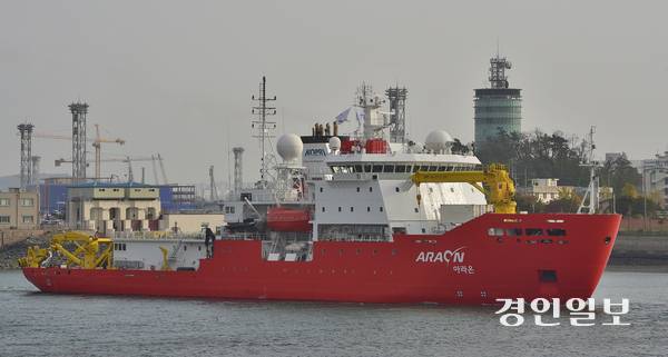 인천항에서 출항하는 ‘아라온호’. /경인일보DB