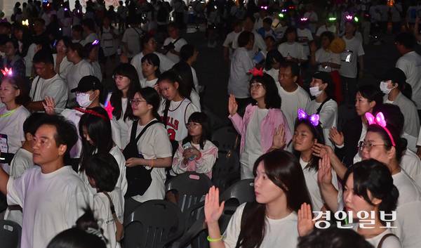 인천생명의전화와 인천시교육청, 경인일보가 공동주최한 2025 인천 생명사랑 밤길걷기가 열린 20일 오후 인천 송도국제도시 달빛공원 행사장에서 참석자들이 생명존중 선언을 하고 있다. 2025.9.20 /조재현기자 jhc@kyeongin.com