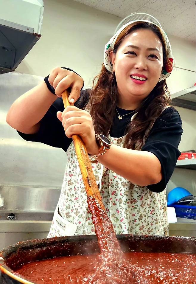 ▲ 붕대 감은 손목으로 정성껏 고추장을 만드는 전수경 사무국장.