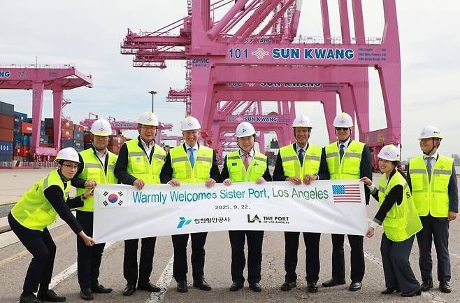 ▲ 22일 이경규 인천항만공사(IPA) 사장과 유진 세로카 LA항만청장 일행이 SNCT 선광터미널 현장에서 기념촬영을 하고 있다. / 사진제공 = 인천항만공사