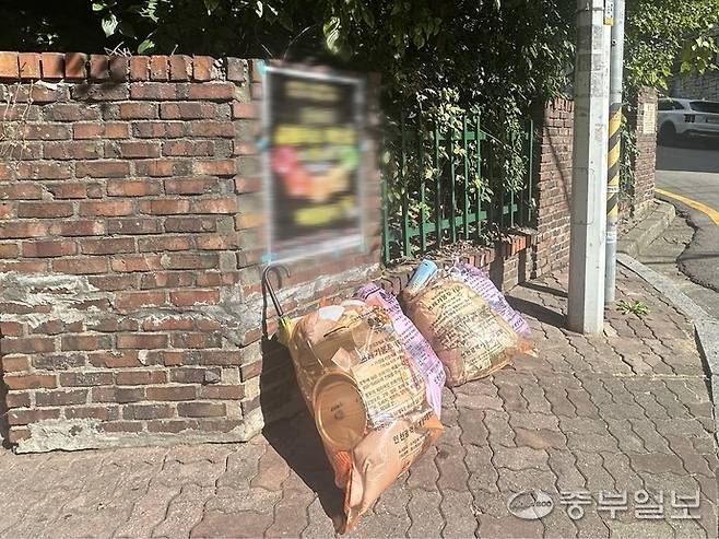 22일 인천시 계양구 효성동에 소재한 한 아파트 단지 담에 쓰레기가 담긴 종량제 봉투들이 배출돼 있다. 사진=노선우 기자