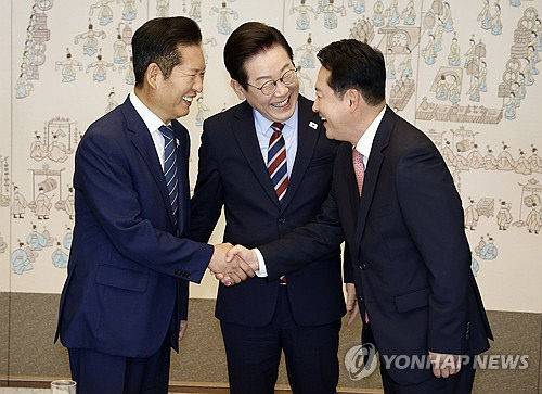 이재명 대통령이 9월 8일 용산 대통령실에서 여야 지도부 오찬 회동에 참석한 더불어민주당 정청래 대표와 국민의힘 장동혁 대표가 악수하는 모습을 보고 있다. 대통령실통신사진기자단