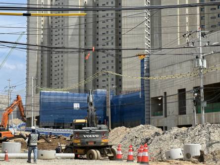 대전 유성구의 한 건설 현장에서 작업이 한창 진행되고 있는 모습. 사진=함성곤 기자