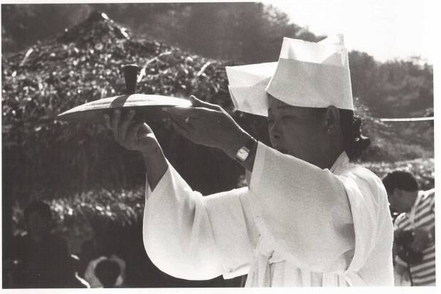 1990년대 지리산 태백산맥제에서 영돗말이를 하는 김대례 명인의 모습.<국립남도국악원 제공>