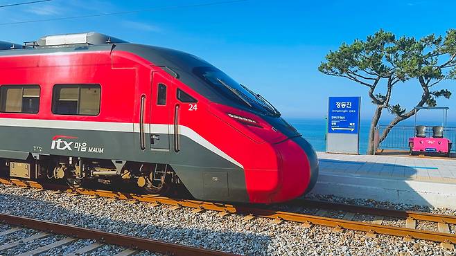 동해선 ITX-마음이 정동진역을 지나고 있다.
