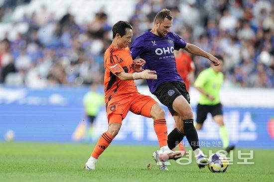 ▲ 울산 엄원상(왼쪽)과 안양 토마스가 21일 문수경기장에서 열린 K리그1 울산-안양전에서 공을 다투고 있다. 한국프로축구연맹 제공