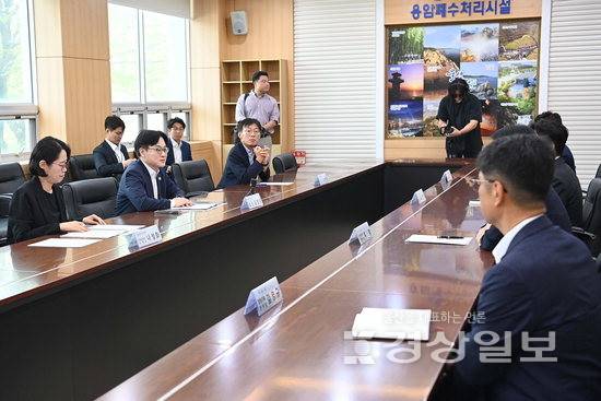 ▲ 김정관 산업통상자원부 장관이 지난 19일 울산에서 열린 울산 석유화학기업 사업재편 간담회를 주재하고 있다. 산업부 제공