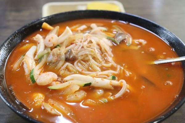 군산 해물짬뽕에는 해산물을 많이 써 국물이 시원하다. /조재영 기자