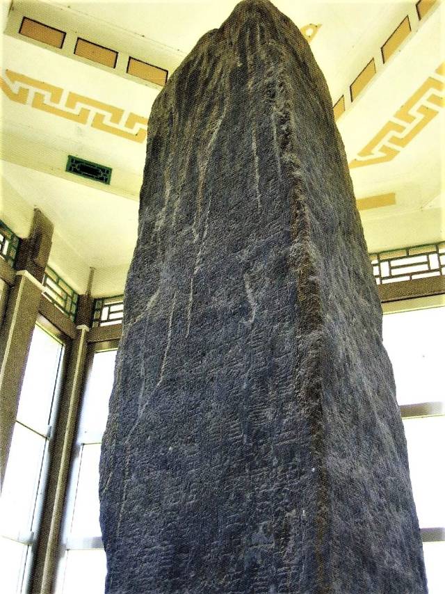 릉비 4면에는 긁힌 자국이 남아있다.