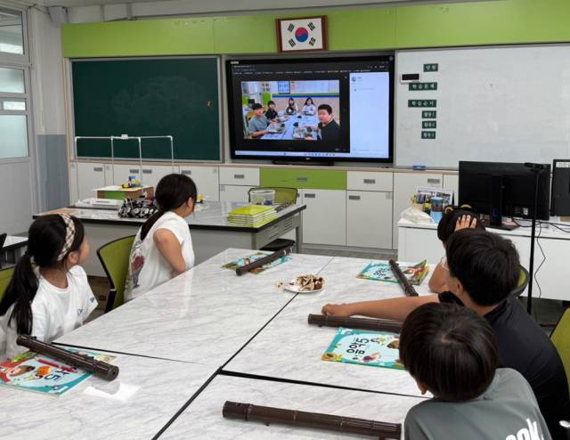 경북교육청은 농산어촌 학교의 교육과정 정상화를 위해 공동수업을 진행하고 있다. 사진은 경북의 한 초등학교 학생들이 화상을 통한 음악 수업을 진행하는 모습. 경북교육청 제공