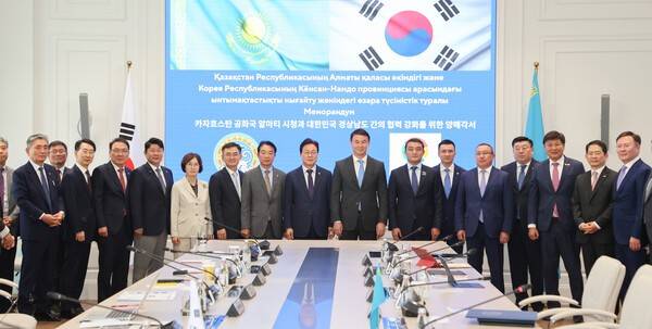 박완수 도지사, 최학범 경남도의회 의장, 최재호 창원상공회의소 회장, 박민원 창원대 총장 등 경남대표단이 22일(현지시간) 카자흐스탄 알마티시를 공식 방문,사티발디 다르한 아만겔디울리(Darkhan Amangeldyuly Satybaldy) 알마티시장 등과 기념촬영하고 있다.사진=경남도