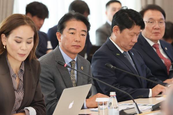 최학범 경남도의회 의장이 22일(현지시간) 카자흐스탄 알마티시를 공식 방문, 상호교류 협력방안 논의에 참여하고 있다.사진=경남도의회