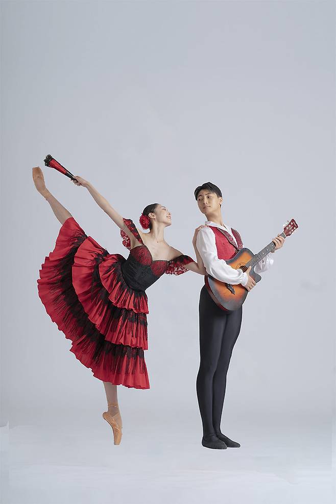 바질리오 역의 정용재 발레리노와 키트리아 역의 최솔지 발레리나. /어울아트센터 제공