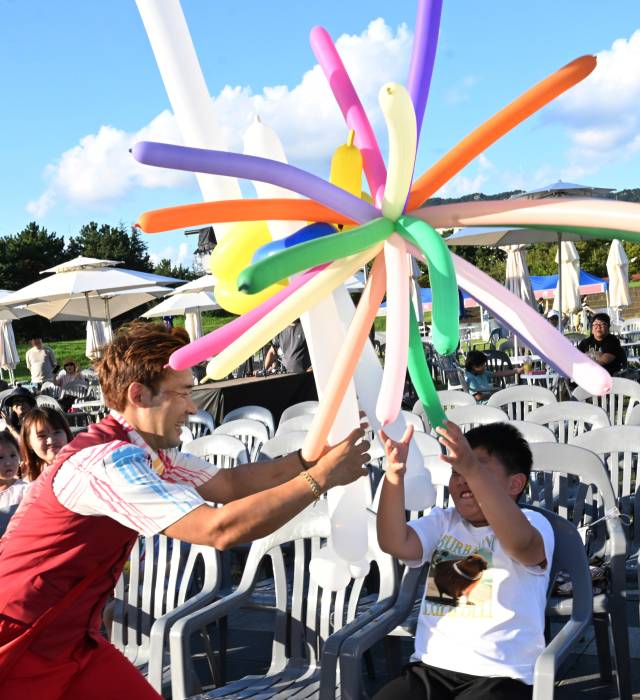 풍선 아티스트 피터팬이 풍선으로 만든 작품을 전달하고 있다./김승권 기자/