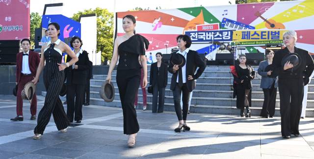 부산과학기술대학교 시니어연기모델과 ‘런웨이 동아리‘ 학생들이 패션쇼룰 선보이고 있다./김승권 기자/