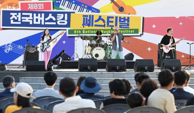 KBK Uglys(국빈관 진상들) 밴드가 공연을 하고 있다./김승권 기자/