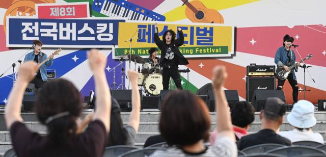 20일 창원시 성산구 용지문화공원에서 열린 제8회 전국 버스킹 페스티벌에서 하즈(Hase) 밴드가 공연을 하고 있다./김승권 기자/