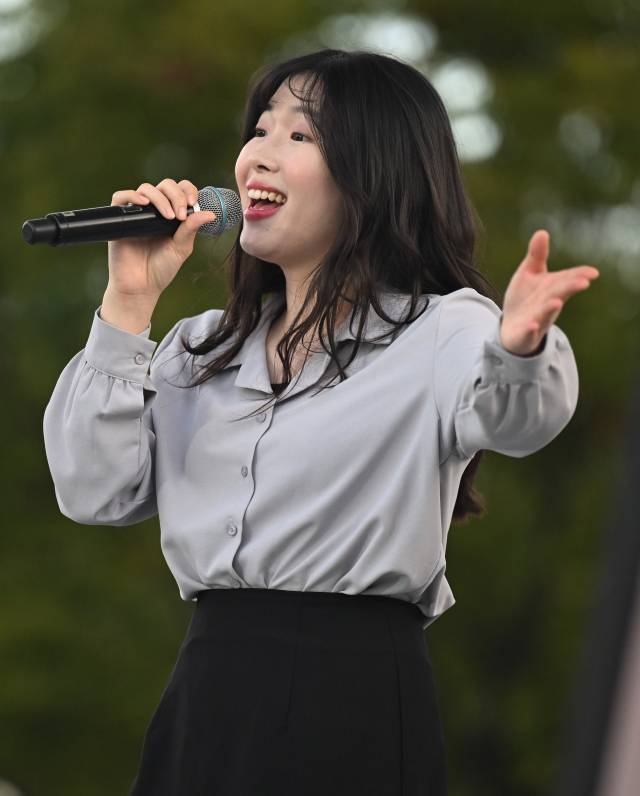 여성 보컬 유혜림이 공연하고 있다./김승권 기자/