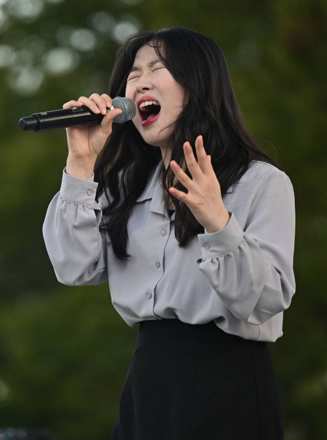 여성 보컬 유혜림이 공연하고 있다./김승권 기자/