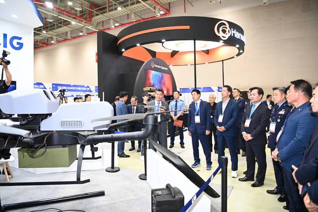 구미시가 오는 24~26일 구미코에서 2025년 항공·방위·물류박람회(2025 GADLEX)를 개최한다. 사진은 지난해 박람회에 참가한 김장호 구미시장과 군 관계자, 학계 전문가들이 전시된 드론을 살펴보고 있다. 구미시 제공